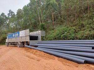 Hình ảnh xe giao hàng ống HDPE tại dự án