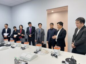 Các đại biểu tham quan Phòng thí nghiệm Dự án SATREPS