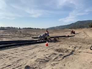Hình ảnh: trực tiếp trên công trường DA các công nhân đang tiến hành hàn ống HDPE PE100 PN12,5
