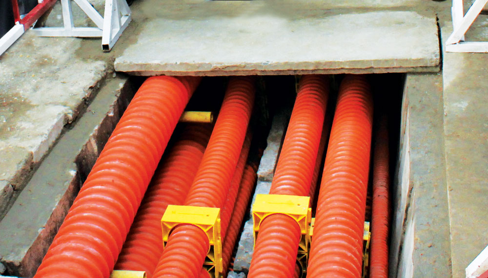 Ống nhựa xoắn HDPE đặt song song trong mương cáp với gối đỡ