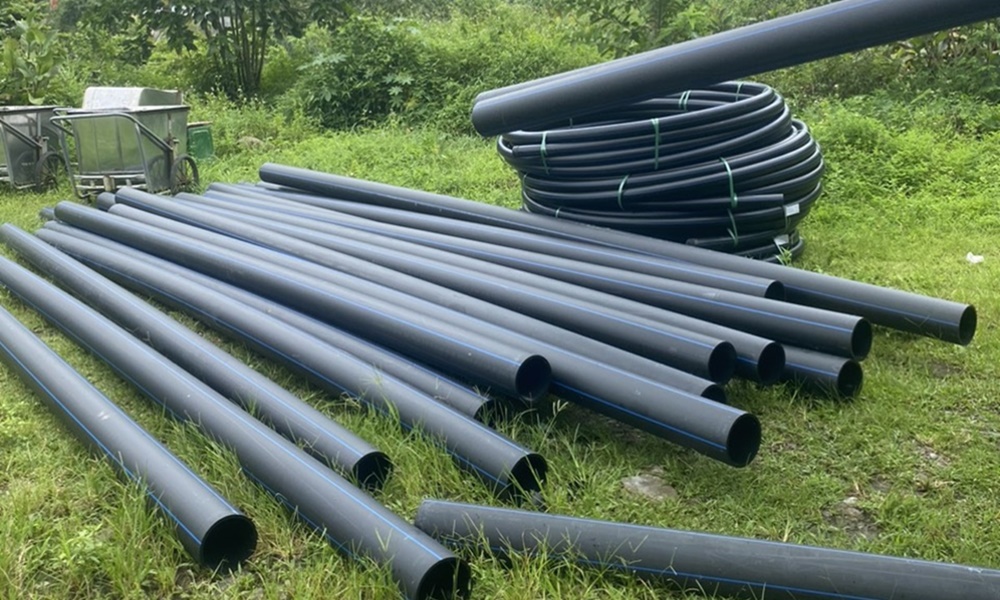 Ống nhựa HDPE d400 dùng để dẫn nước làm mát, chất lỏng công nghiệp trong nhà máy.